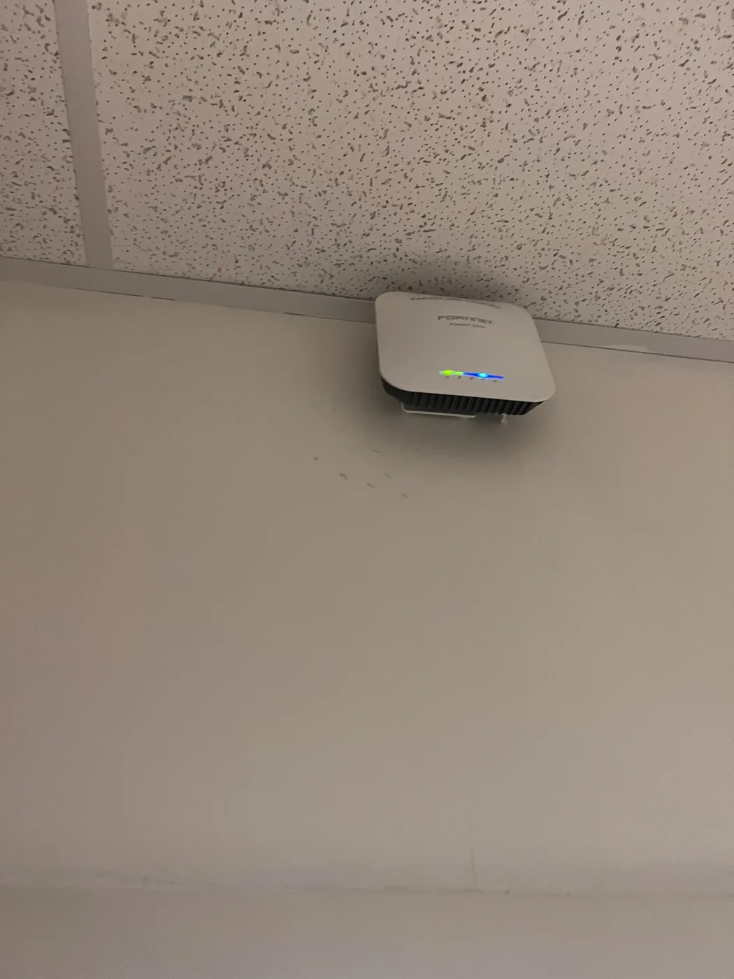 Clean ceiling-mounted wireless access point